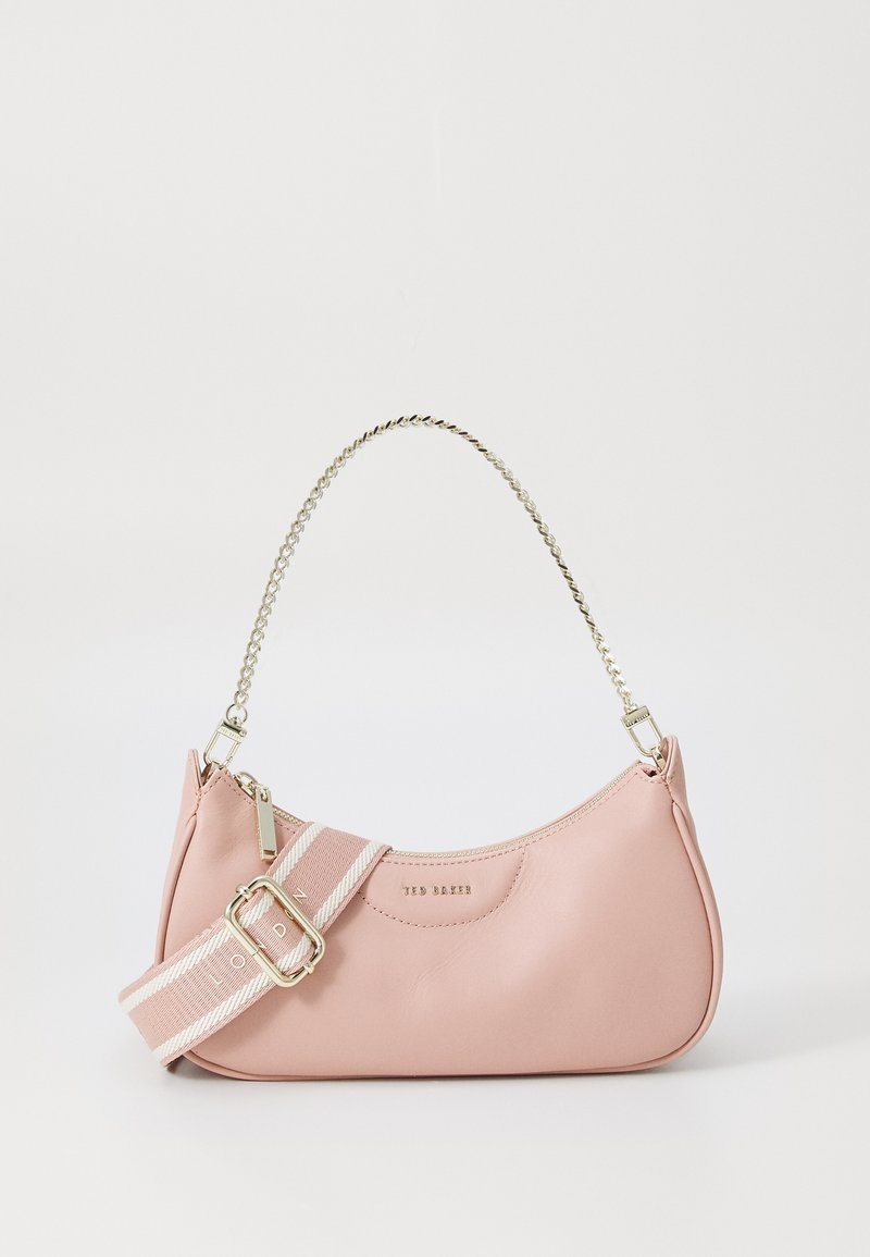 Borsa a mano in pelle rosa con forma arrotondata, manico in catena argentata e tracolla a strisce removibile con fibbia. Logo dorato sul davanti.