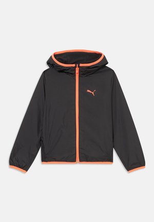 Veste coupe-vent noire avec une fermeture éclair et des accents orange. Comprend une capuche et des poignets élastiques, fabriquée en matériau léger et résistant à l'eau.