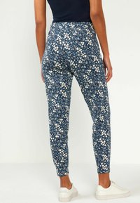 Next REGULAR FIT - Auduma bikses - blue floral