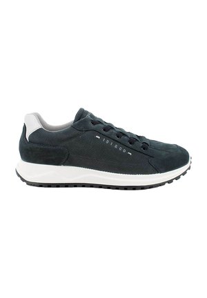 Sneaker bassa in bianco e nero con tomaia in mesh e camoscio, chiusura con lacci e suola in gomma testurizzata, vista laterale su sfondo bianco.
