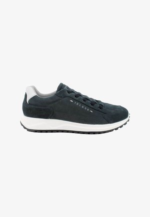 Sneaker bassa in bianco e nero con tomaia in mesh e camoscio, chiusura con lacci e suola in gomma testurizzata, vista laterale su sfondo bianco.