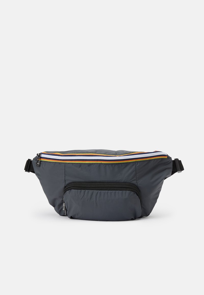 Grå nylon bæltetasker med en frontlomme med lynlås, topstribe i gul, hvid og lilla, samt en justerbar rem.