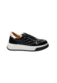 Schwarze gesteppte Leder-Sneaker mit weißer Sohle und strukturiertem schwarzen Gummiboden. Enthält braune Akzente und schwarze Schnürsenkel.