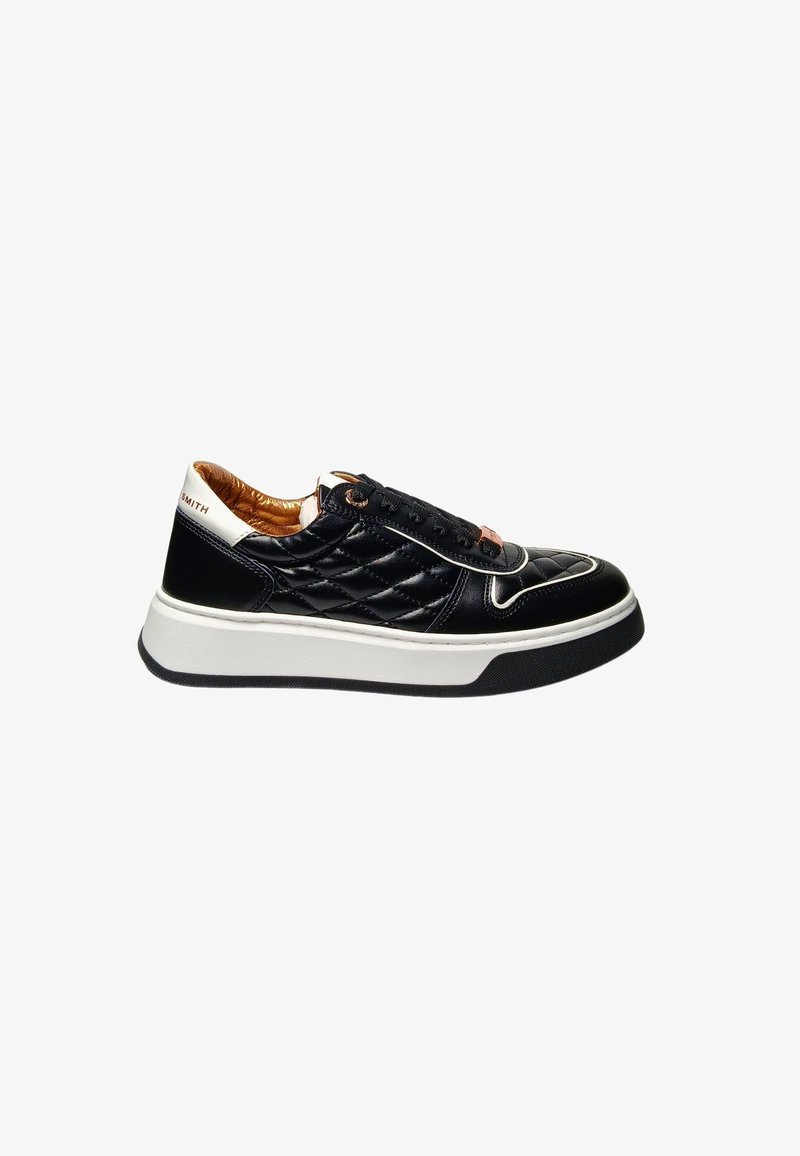 Sneaker in pelle trapuntata nera con suola bianca e fondo in gomma nera texturizzata. Presenta dettagli marroni e lacci neri.