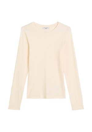 Langarm, romige top gemaakt van zachte, lichte stof. Heeft een ronde hals en een aangesloten silhouet. Geen zichtbare patronen of versieringen.