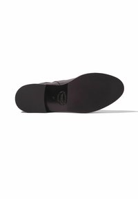 Suela de zapato de cuero negro con una superficie lisa y plana, punta redondeada y logo de marca estampado cerca del talón, diseñada para la durabilidad y el confort.
