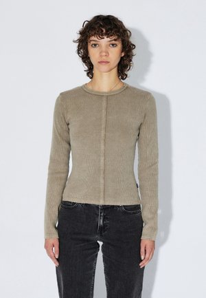 Khaki top s dlouhými rukávy, žebrovaný vzor, kulatý výstřih, přiléhavý střih a viditelné švy, kombinovaný s tmavými džíny s rovným střihem.