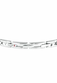 Bracciale in metallo tono argento con maglie rettangolari intrecciate, caratterizzato da una finitura lucida e un piccolo accento rosso vicino alla chiusura.