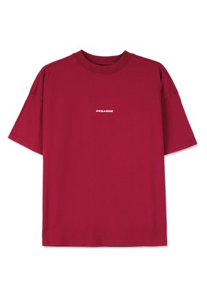 Bordowa bawełniana koszulka o luźnym kroju, z krótkimi rękawami i białym logo "PEGADOR" na przodzie. Gładka tekstura, okrągły dekolt.