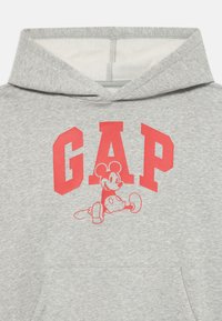 Grå hettegenser med rød "GAP" tekst og en g�ående tegneseremus på forsiden.