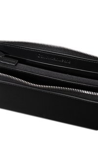 Cartera de cuero negra con cierre de cremallera, que cuenta con un exterior texturizado, múltiples ranuras para tarjetas y un diseño interior elegante.