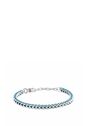 Bracciale a catena in argento con pelle blu intrecciata attraverso gli anelli, chiuso con un moschettone e con una prolunga regolabile.