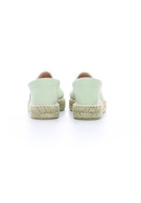 Espadrilles en toile verte avec une semelle en jute tressé, dotées d'un arrière fermé et d'un bout rond, conçues pour le confort et la respirabilité.