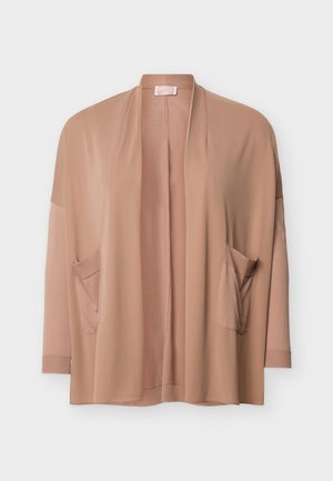 Μπεζ ζακέτα ανοιχτού μπροστινού με μακριά μανίκια και δύο μπροστινές τσέπες, εκτεθειμένη σε λευκό φόντο.