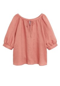 Chemise en lin de coupe ample, couleur corail clair, avec un col rond, un détail de cordon de serrage et des manches bouffantes trois-quarts. Texture douce, design simple.