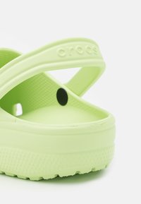 Crocs CLASSIC UNISEX - Mulas - celery