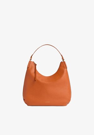 Braune Leder-Umhängetasche mit einem einzelnen Henkel, Reißverschlussdetail und minimalem Branding unten in der Mitte.