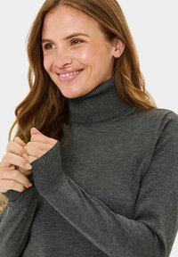 Maglione a collo alto grigio a coste con maniche lunghe. Texture morbida, design aderente, con collo alto e fori per il pollice nei polsini.