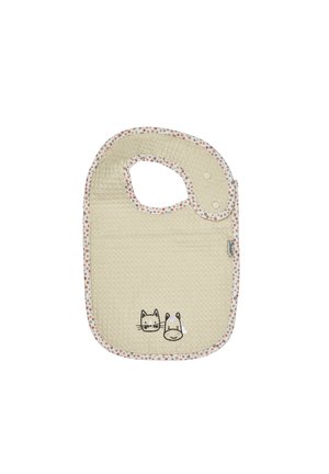 Bavaglino beige con superficie texturizzata, bordo a motivi floreali e illustrazioni di un gatto e di una lumaca. Si chiude con due bottoni a pressione.