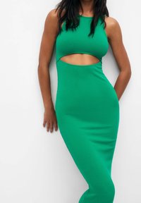 Robe midi verte à côtes avec un design sans manches et un détail découpé sur le côté, présentant une silhouette ajustée et une texture lisse.