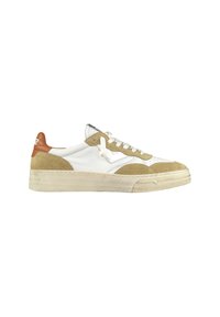 Sneaker bianco e beige realizzato in materiali scamosciati e in pelle, con punta rotonda, suola ammortizzata e accento del tallone marrone a contrasto. Chiusura con lacci.
