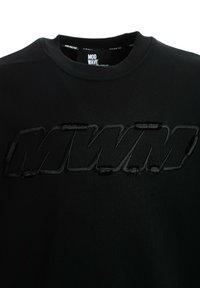 Sudadera negra con un logo texturizado "MWM" en el mismo color de hilo en la parte frontal, cuello redondo y un acabado de tejido suave.