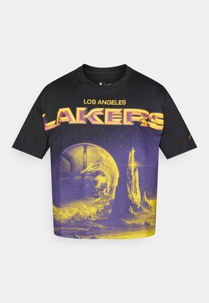 Czarny t-shirt z krótkim rękawem z napisem "LOS ANGELES LAKERS" w kolorach żółtym i fioletowym, ozdobiony grafiką koszykówki oraz kosmicznymi detalami.