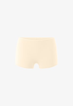 Beige nahtlose Boyshort-Unterwäsche mit einem breiten Bund und tief ausgeschnittenen Beinausschnitten vor weißem Hintergrund.