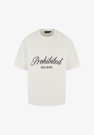 T-shirt bianco in cotone con una vestibilità comoda, scollatura rotonda e testo in scrittura nera "Proibito" con "BERLINO // NEW YORK" sottostante.