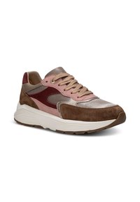 Baskets en suède brun et en mesh, présentant des nuances de rose, des accents beiges, un capuchon de protection texturé et une épaisse semelle blanche. Lacets de couleur brun clair.