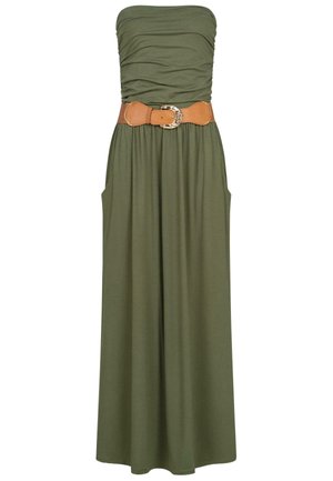Abito lungo senza spalline di un verde oliva con texture arricciata e tasche laterali, caratterizzato da una cintura larga color beige con una fibbia metallica in evidenza.