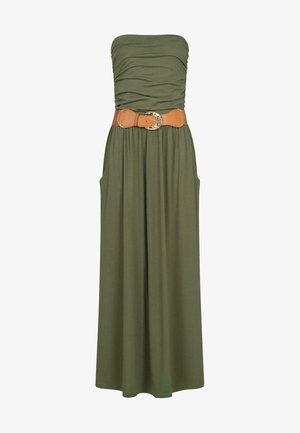 Rochie maxi fără bretele, de culoare verde măsliniu, cu textură plisată și buzunare laterale, prezentând o curea lată de culoare bej cu un accent de cataramă metalică.