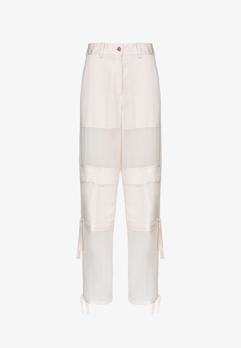 Pantalon blanc taille haute avec fermeture à boutons, empiècements en tissu transparent sur les cuisses et les mollets, et liens réglables à cordon aux jambes inférieures.