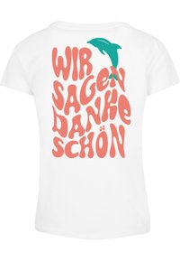 Bílý tričko s výrazným, nepravidelným korálovým textem "WIR SAGEN DANKE SCHÖN" a grafikou teal delfína nad textem.