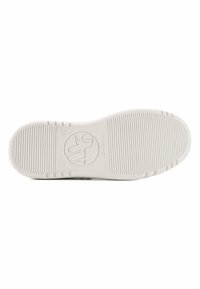 Suela de zapato de goma blanca con superficie texturizada, que presenta surcos horizontales y verticales, y un logotipo circular estampado cerca del talón.