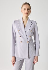 Blazer doppiopetto in lavanda chiaro con bottoni circolari dorati, revers strutturati e maniche lunghe. Vestibilità aderente con tasche laterali.