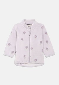 Liliowa bluza z polaru zapinana na zamek, kwiatowy wzór w odcieniach fioletu i różu, długie rękawy oraz zaokrąglony dół zapewniający wygodne dopasowanie.