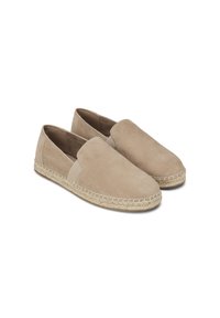 Beige Wildleder Slipper mit elastischen seitlichen Einsätzen, natürlichem Jute-Seilbesatz um die Sohle und runder Zehenpartie.