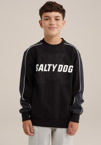Sweatshirt noir avec imprimé blanc "SALTY DOG", doté d'un col rond, de poignets côtelés et de bandes blanches sur les côtés des manches.