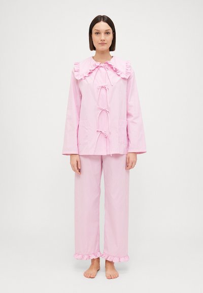 Set de pijama cu dungi roz, cu guler volant, închideri cu panglică și manșete volanate la partea de jos. Material ușor și design lejer.