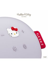 Rund, lys lavendel enhed med en Hello Kitty-figur med en rød sløjfe, plus tre teksturikoner til indstillinger og en rød "GESKE"-mærkat.