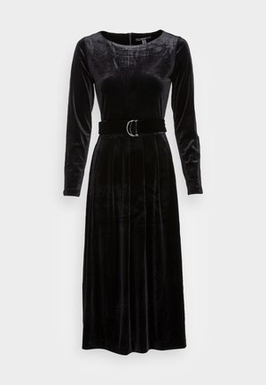 Czarna welurowa sukienka midi z długim rękawem, okrągłym dekoltem, plisowaną spódnicą oraz pasującym paskiem ze srebrną klamrą.