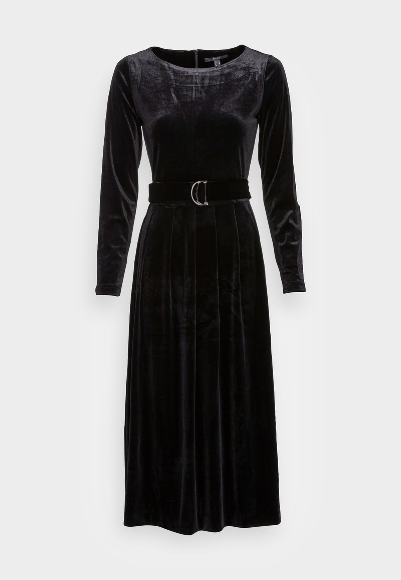 Robe midi en velours noir à manches longues, col rond, jupe plissée et ceinture assortie avec boucle argentée.