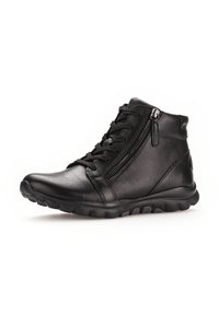 Botas de tobillo de cuero negro con cierre de cordones en la parte delantera, cremallera lateral y suela de goma texturizada, que ofrecen un diseño elegante y funcional.