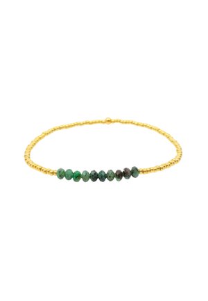 Bracciale con perline dorate che presenta gemme sfaccettate verde scuro e verde smeraldo disposte in fila al centro. Design elegante e semplice.