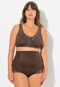 Conjunto de sujetador marrón con encaje y bragas de talle alto; tejido suave, tirantes anchos y cierre frontal; detalle de encaje intrincado en la parte superior.