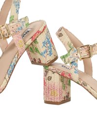 Bloemen blokhak sandalen met een geweven textuur, uitgerust met pastelkleuren, verstelbare bandjes en gouden gespen.