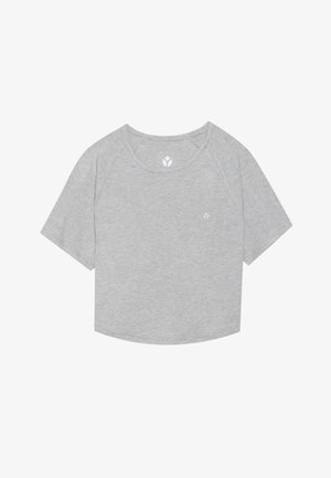 Grå cropped T-skjorte med korte raglanermer, myk tekstur og en liten logo trykket nær halslinjen. Rundtet hem på bunnen.