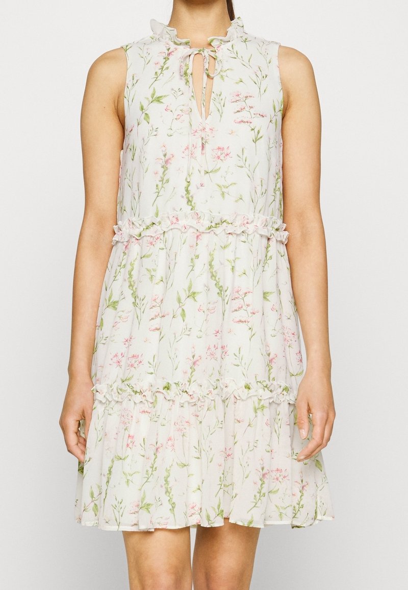 Abito senza maniche a fiori con scollatura a chiave, dettagli arricciati, gonna a strati e una palette di colori pastello con motivi rosa e verdi.