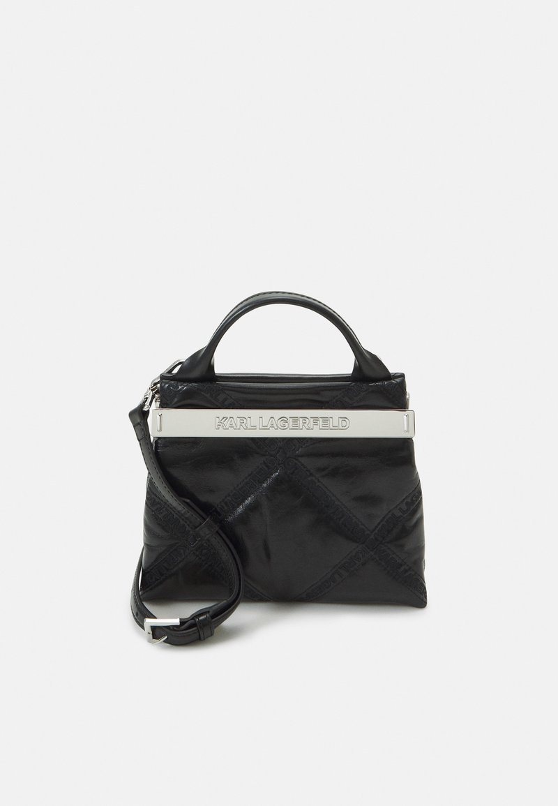 Sac à main en cuir noir avec poignée supérieure, bandoulière réglable et détail en barre argentée gravé avec "Karl Lagerfeld" à l'avant.